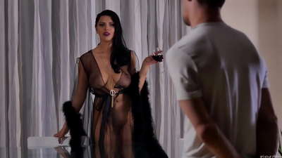 Шлюха Кира Королева көршісін шайға шақырып, дастархан басында трахты